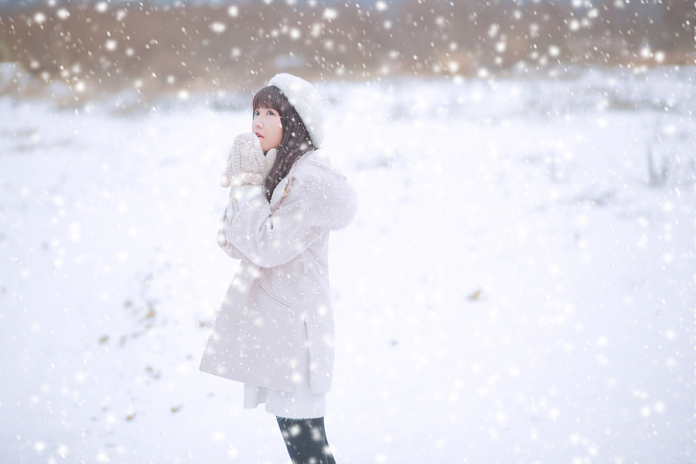 PS软件给女生照片添加漫天雪花效果